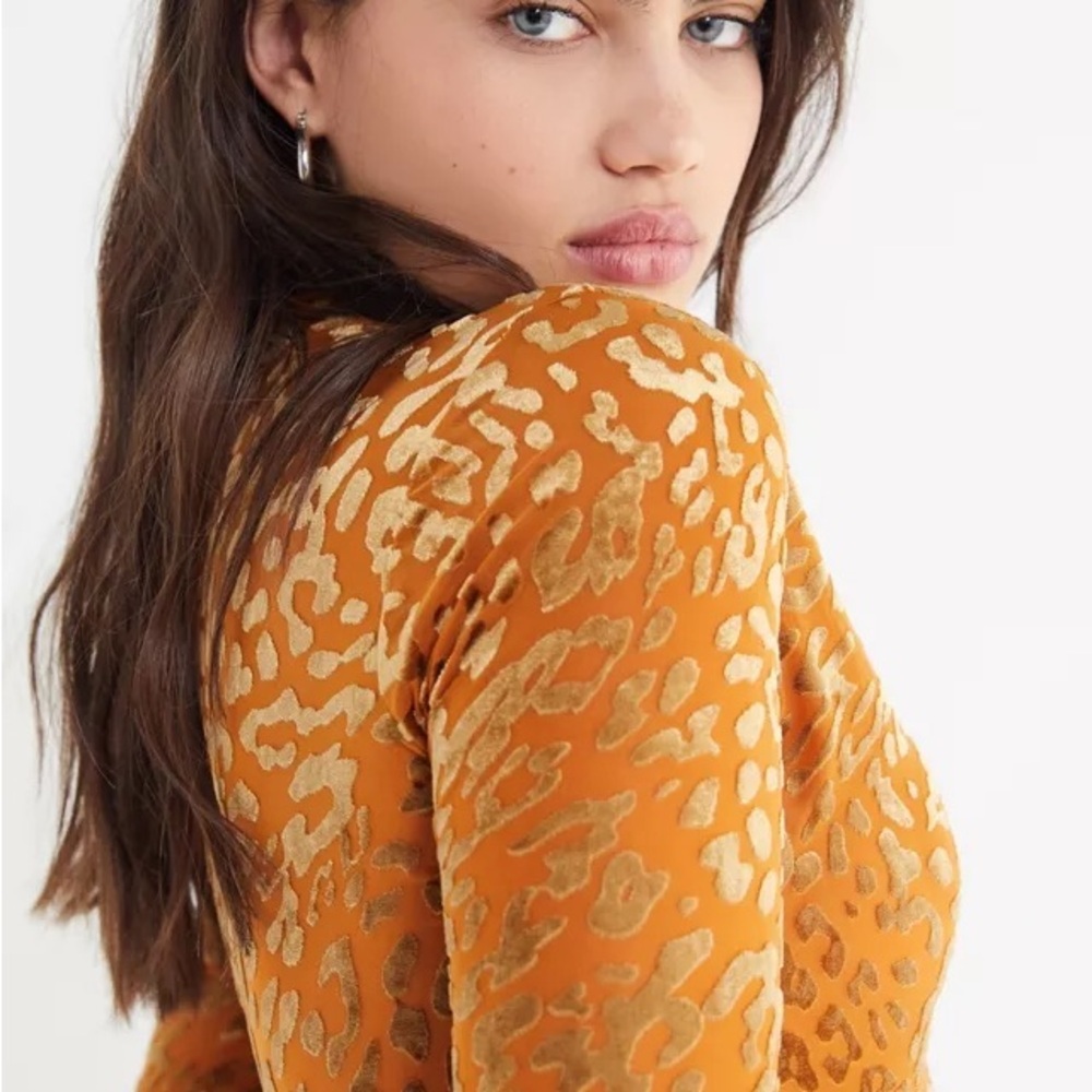 Urban Outfitters Out From Under Leopard Print Velvet Mock-Neck Top Small - Picture 3 of 11